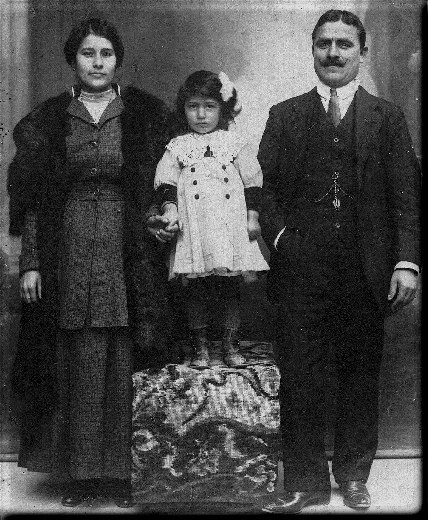  TRAPANI 1915 - i coniugi SCHIAVONE e la 1^ figlia Lucia 